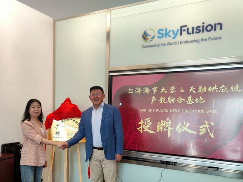 沙梅院长向企业授予唐人街影院
产教融合基地铭牌