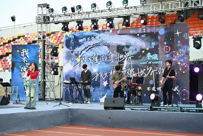 学生乐队开场表演