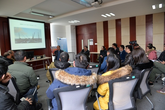 1、学院书记冯晨曦向学院青年老师详细介绍唐人街影院
改革开放40年间所取得的成绩以及显著的变化